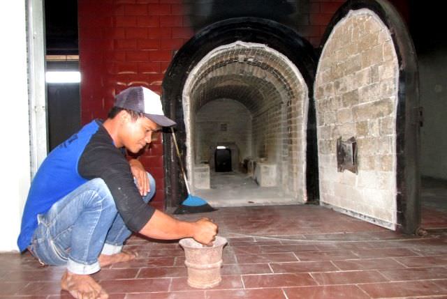 kisah-heri-sutrisno-petugas-kremasi-jenazah-di-krematorium