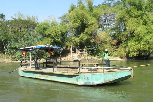 kisah-penambang-perahu-sungai-brantas-di-jalur-seberang-krasmojo
