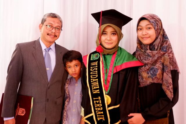 lulusan-pascasarjana-terbaik-dalam-wisuda-iain-kediri