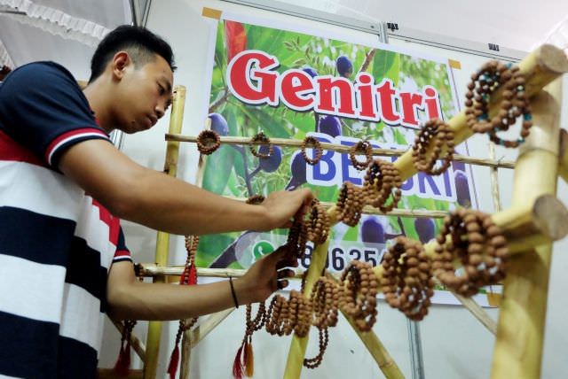 uniknya-biji-genitri-yang-diolah-jadi-aksesoris-unggulan