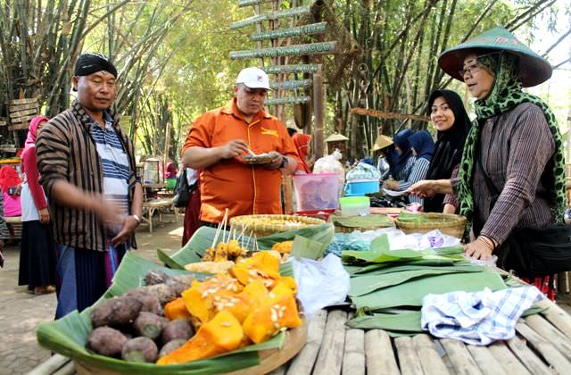 jajanan-ndeso-ala-pasar-sor-pring-di-mojo