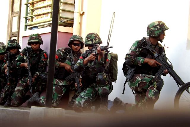 bersenjata-lengkap-prajurit-brigif-16wira-yudha-serbu-rusunawa