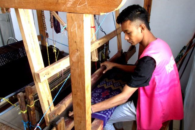 choirur-roziqin-tekuni-kerajinan-tenun-songket-dari-dalam-penjara