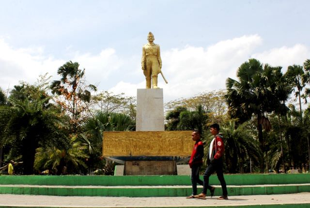 geser-patung-mayor-bismo-di-alun-alun-kota-kediri