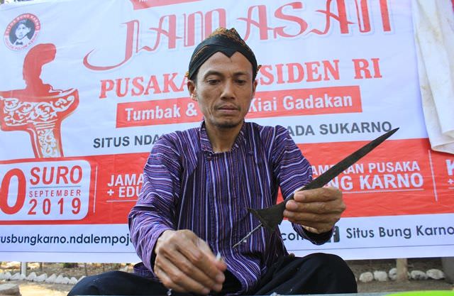 melihat-jamasan-benda-pusaka-di-situs-persada-ndalem-pojok-wates