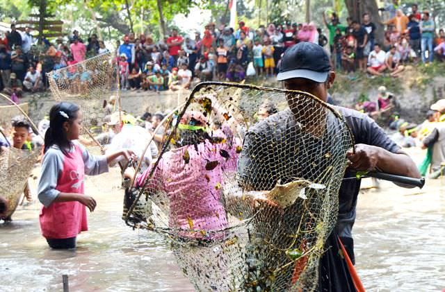 seru-ratusan-warga-ikuti-grobyak-ikan-di-sumber-gundi