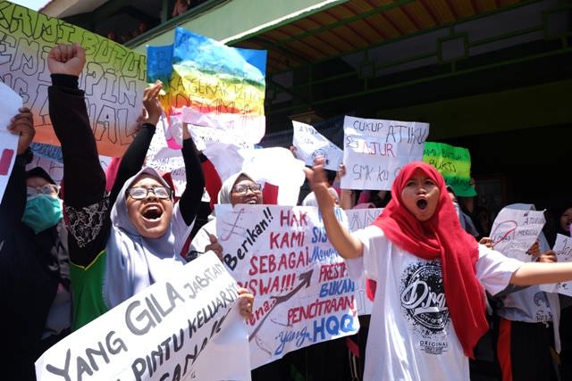 protes-kebijakan-sekolah-siswa-smkn-2-nganjuk-demo