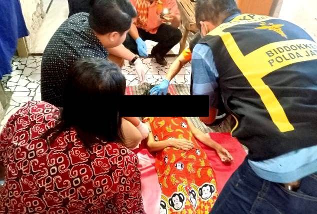 tidak-tahan-sakit-ibu-rt-di-pare-gantung-diri