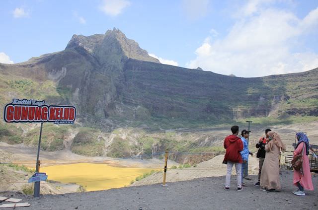 kemarau-panjang-air-kawah-kelud-berubah