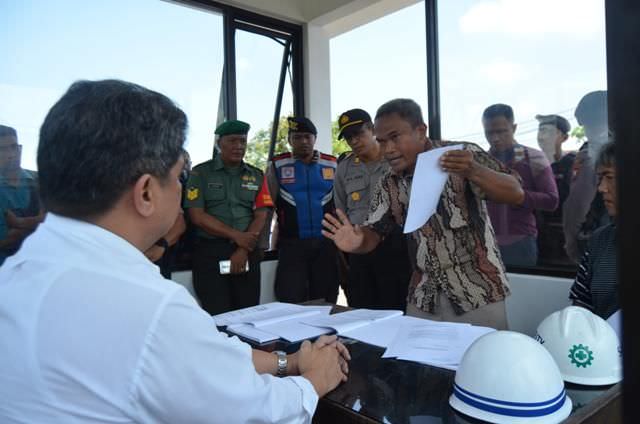 aksi-unik-mantan-karyawan-pt-surya-zig-zag-tuntut-kekurangan-pesangon
