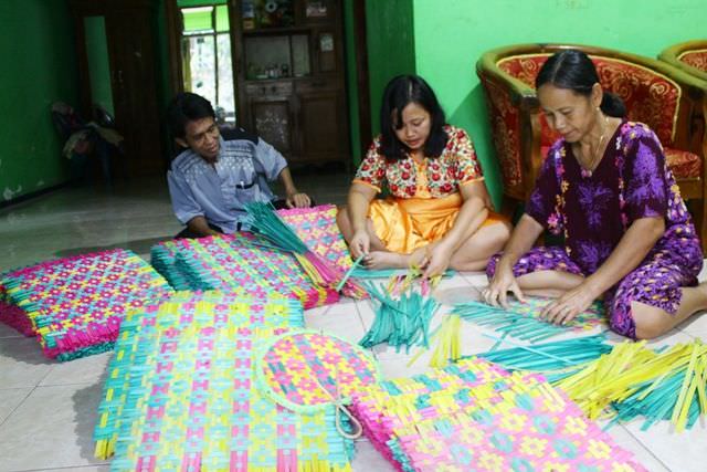 anyaman-bahan-kipas-asal-ngetos-tembus-lamongan