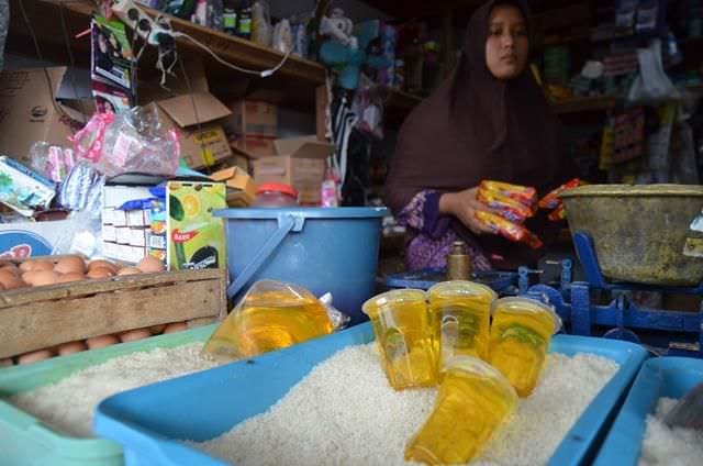 di-pasar-setonobetek-kediri-harga-minyak-goreng-curah-naik