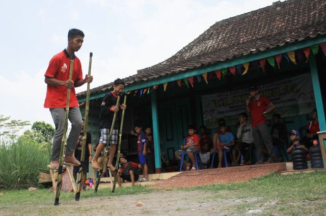 dolanan-tradisional-kecekel-hp-saiki-wis-jarang-dimainke