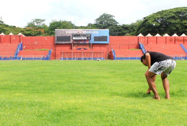 pembenahan-stadion-brawijaya-kediri-akhir-bulan-rumput-mulus