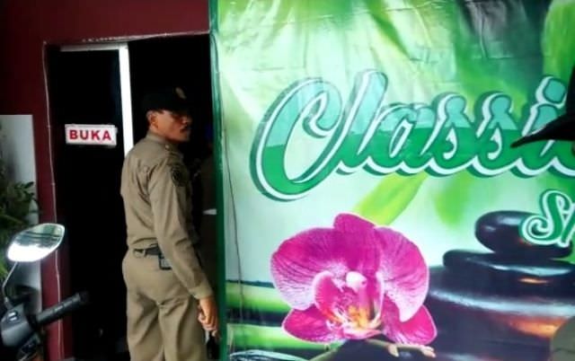 satpol-pp-kota-kediri-gembok-panti-pijat-classic-spa-gara-gara-ini