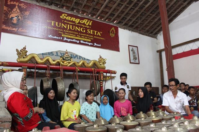 melihat-latihan-para-sinden-cilik-di-sanggar-sang-aji-tunjung-seta