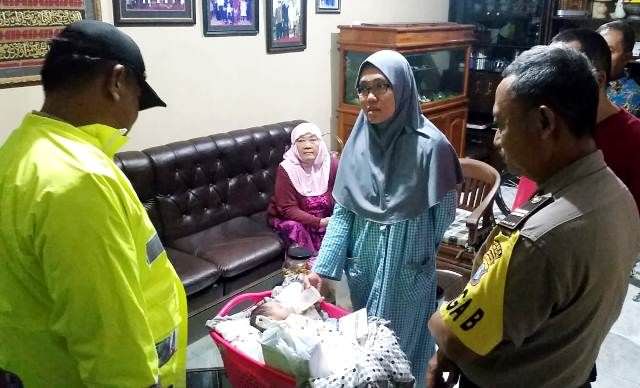 penemuan-bayi-berselimut-di-kap-mobil-ini-langkah-polisi