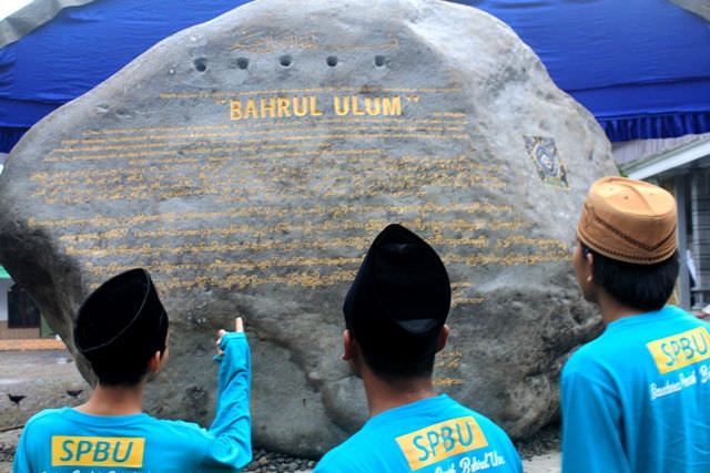 ponpes-bahrul-ulum-prasastinya-bertuliskan-tiga-aksara