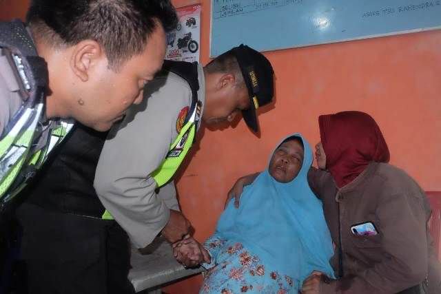 rumah-dieksekusi-sukarni-pingsan