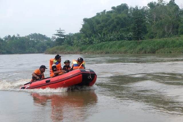 pemuda-lompat-ke-sungai-brantas