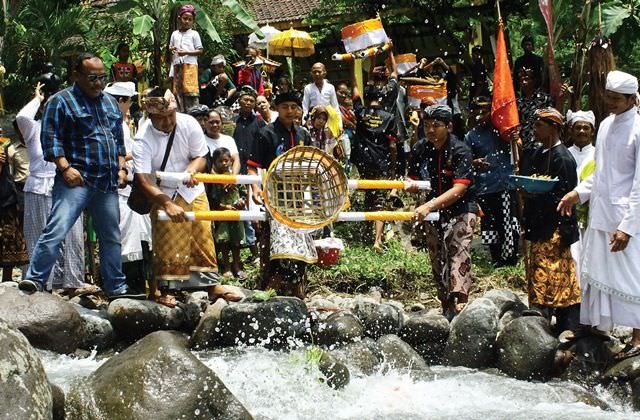 upacara-melasti-di-nganjuk-jemaat-dibatasi-minum-jamu-sebelum-ritual