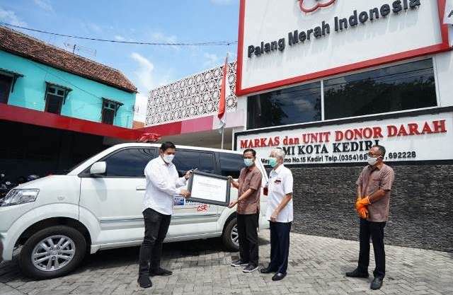 covid-19-di-kediri-gudang-garam-serahkan-ambulans-ke-pmi
