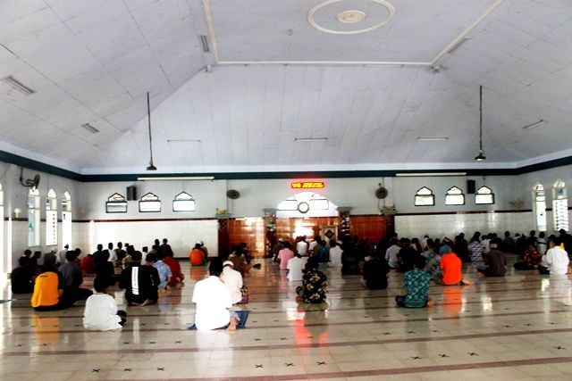 salat-jumat-di-masjid-baiturrahman-dengan-physical-distancing