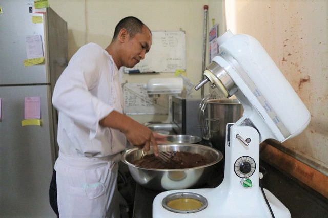 acmad-aris-chakim-juru-masak-kue-khas-jepang-di-kota-kediri