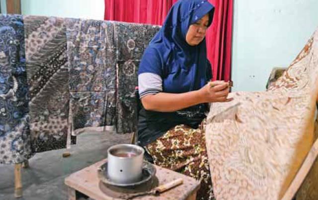 batik-kuno-mojo-dengan-pewarna-kulit-akar-mengkudu-hingga-pohon-mangga