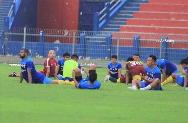kuatkan-otot-pemain-persik-bisa-pakai-galon-berisi-air