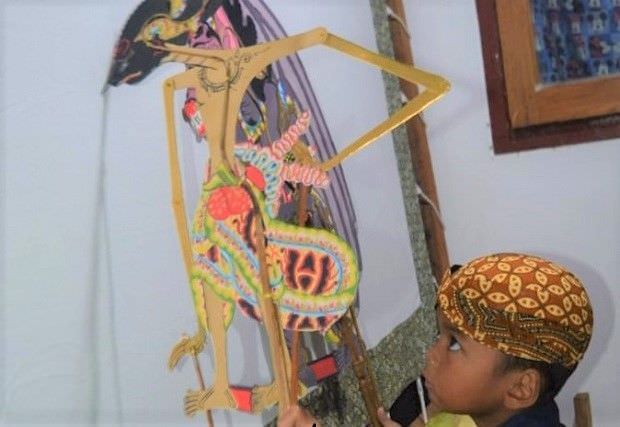 madjid-panjalu-dalang-cilik-yang-mainkan-lakon-matinya-buto-korona