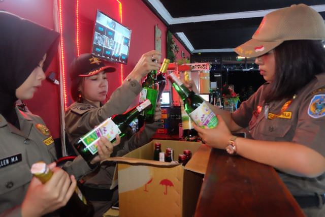satpol-pp-sita-ratusan-botol-minuman-keras