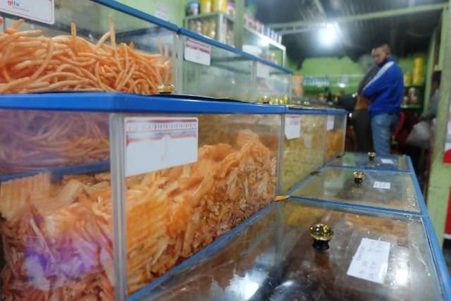tetap-antusias-belanja-jajanan-idul-fitri