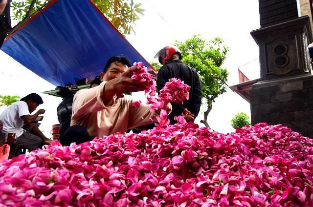 tiga-hari-jelang-lebaran-omzet-penjual-bunga-meningkat