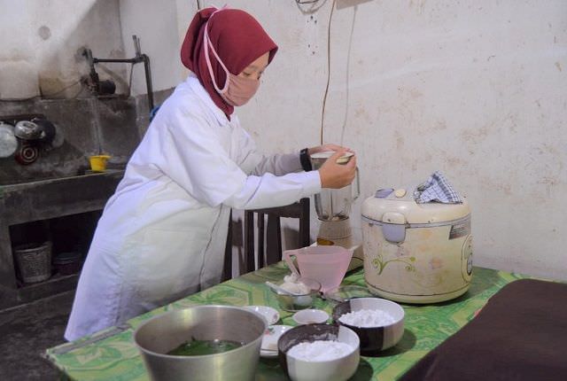 daun-kersen-bisa-jadi-kerupuk-begini-cara-popi-novitasari