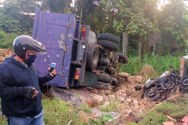 laka-maut-plosoklaten-korban-tewas-tertindih-truk-tebu