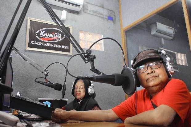 maji-dan-tutik-pasutri-lansia-yang-eksis-jadi-penyiar-radio-di-pare
