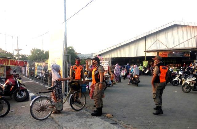 satpol-pp-kediri-screening-di-pasar-tradisional