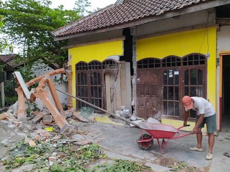 bruaaakk-rumah-suroso-bergetar-seperti-gempa-waktu-diseruduk-truk