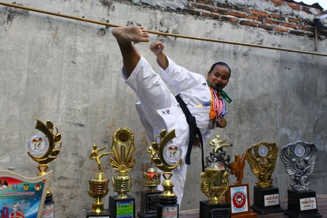 kurnia-ayu-cahyaningrum-atlet-karate-yang-menasional