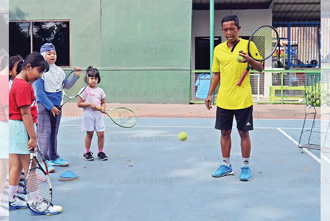 pelatih-kelas-yunior-tenis-di-kota-kediri-tumbuhkan-bibit-baru
