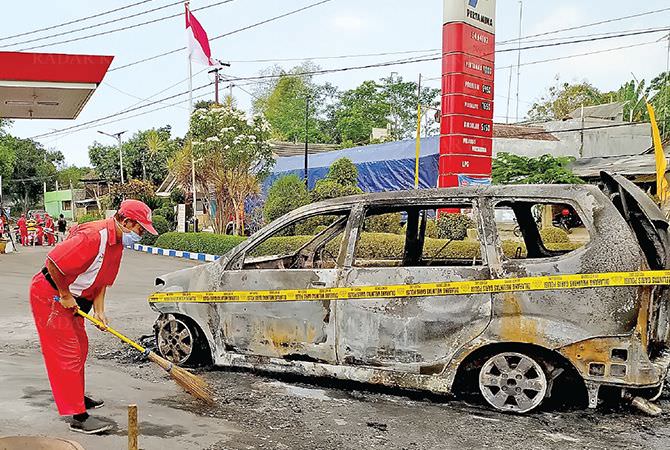 ada-jeriken-bbm-dalam-mobil-terbakar