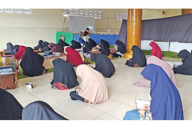mereka-yang-menahan-rindu-karena-tertahan-di-ponpes