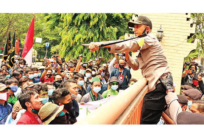 pagar-jebol-dan-kaca-pecah-warnai-demo-di-dprd-kota