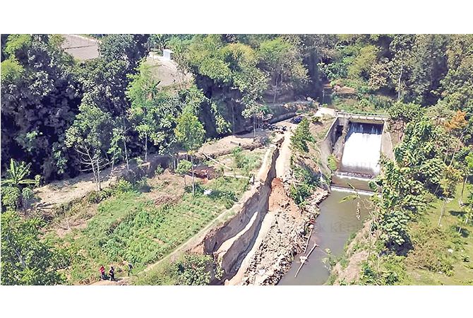 perdebatan-kutukan-kartikea-singha