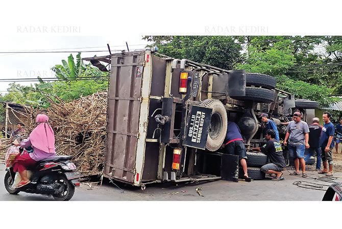 truk-gandeng-muatan-tebu-terguling