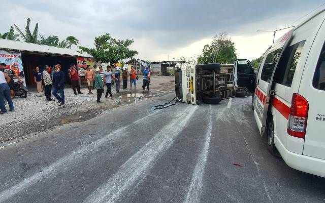 oleng-isuzu-elf-tabrak-median-jalan