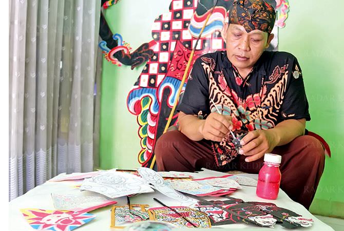 rahmat-perajin-wayang-berbahan-kertas-karton
