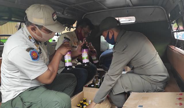 razia-warung-sita-puluhan-botol-minuman-beralkohol