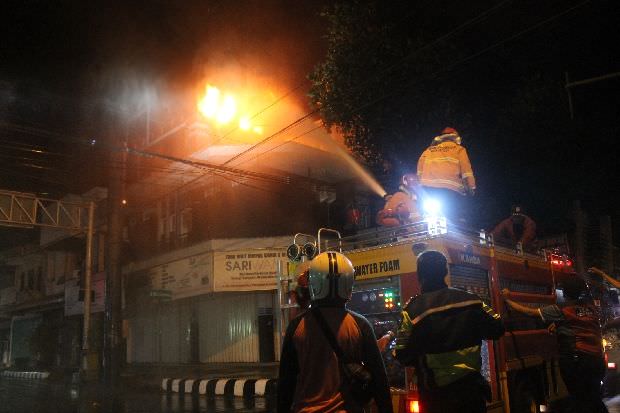 toko-sariwangi-di-kediri-terbakar-ini-sebabnya